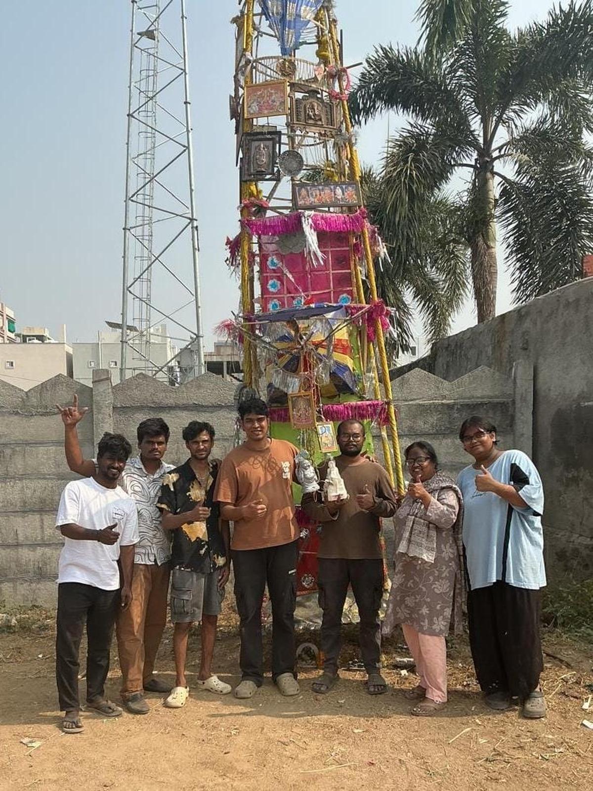 సభ్యులు పూర్తయిన ఇన్స్టాలేషన్తో పోజులిచ్చారు సభ్యులు పూర్తయిన ఇన్స్టాలేషన్తో పోజులిచ్చారు